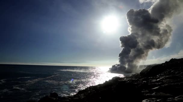 Kouřící sopečný výbuch do Tichého oceánu — Stock video