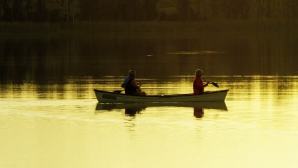 Pareja en el kayak en el lago — Vídeo de stock
