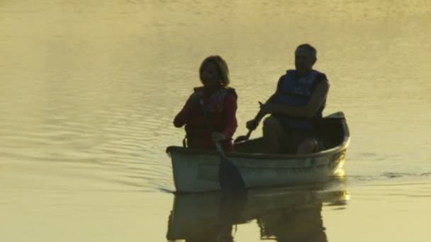 Idosos passeio na canoa — Vídeo de Stock