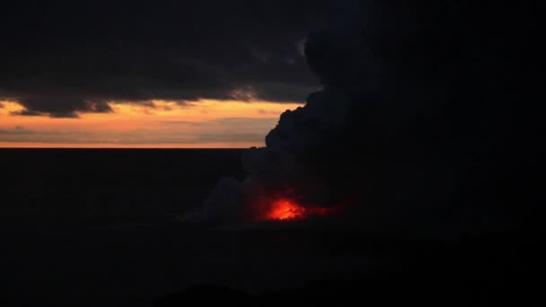 Molten magma flowing seaward from Kilauea volcano — Stock Video