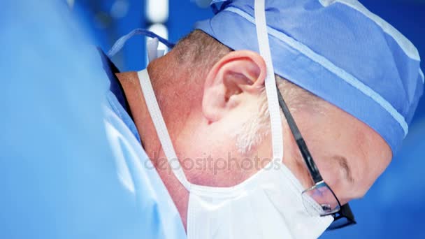 Cirujano operando en paciente — Vídeo de stock