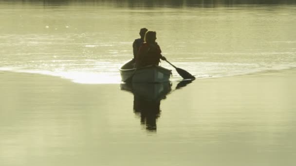 夫妇在湖面上船 — 图库视频影像