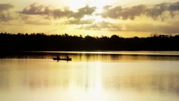 몇 호수에 카누 — 비디오