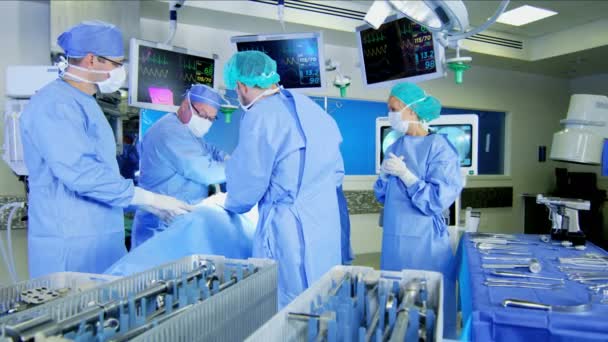 整形外科手術を行う医療チーム — ストック動画