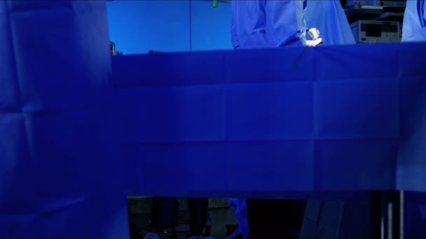Opleidingsploeg in scrubs een laparoscopie-bewerking uit te voeren — Stockvideo