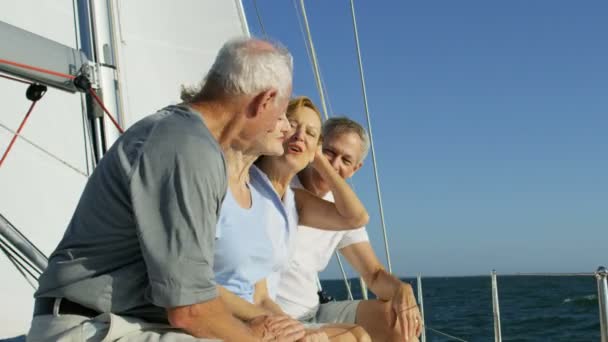 Couples sailing on the sea — Stock Video