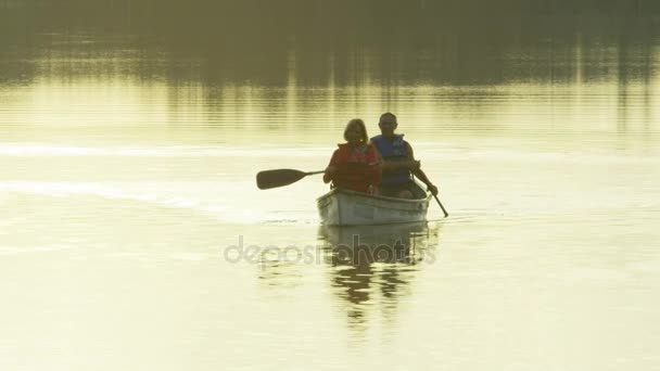 Pareja en la canoa en el lago — Vídeo de stock