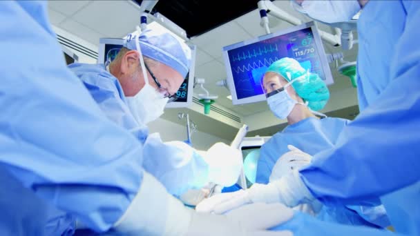 Formation de l'équipe médicale dans le bloc opératoire — Video