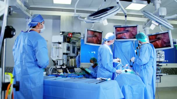 Больничная команда специалистов в скрабах в операционной — стоковое видео