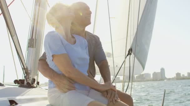 Чоловік і дружина на відкритому повітрі на своєму вітрильному човні — стокове відео