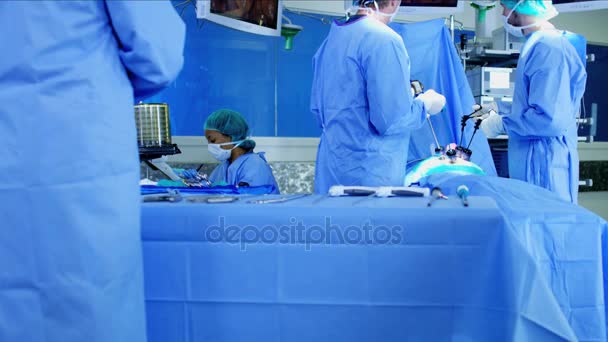 Kirurgiska team utbildning i operationssalen — Stockvideo