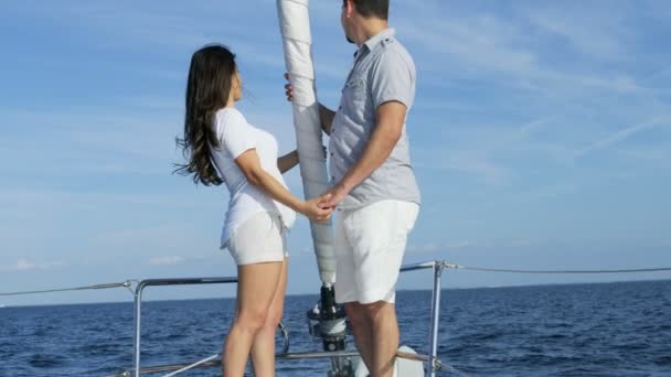 Couple sur yacht à voile — Video