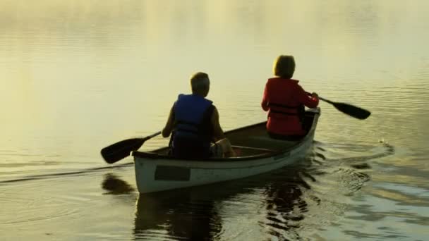 Pareja en el viaje en kayak en el lago — Vídeo de stock