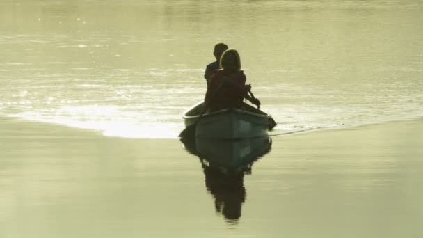 Senioren rijden in de boot — Stockvideo