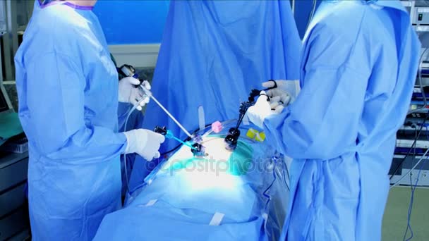 Equipe cirúrgica usando a tecnologia de endoscópio — Vídeo de Stock