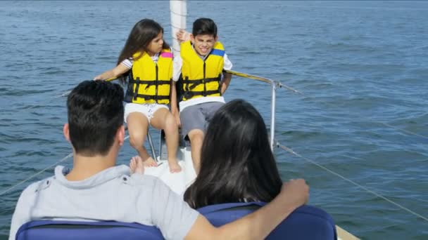 Voile familiale sur yacht — Video