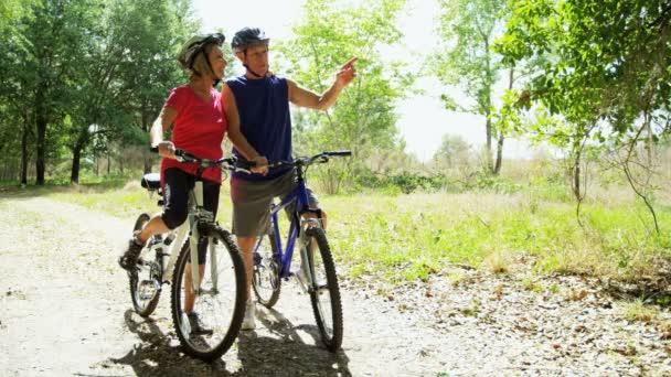 Pareja disfrutando de paseo en bicicleta — Vídeo de stock