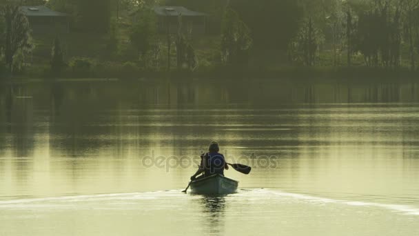Seniors kayak en el lago — Vídeos de Stock