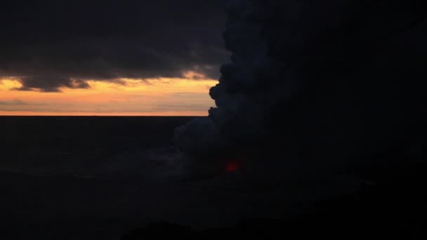 Puesta de sol sobre el volcán en erupción Kilauea — Vídeo de stock