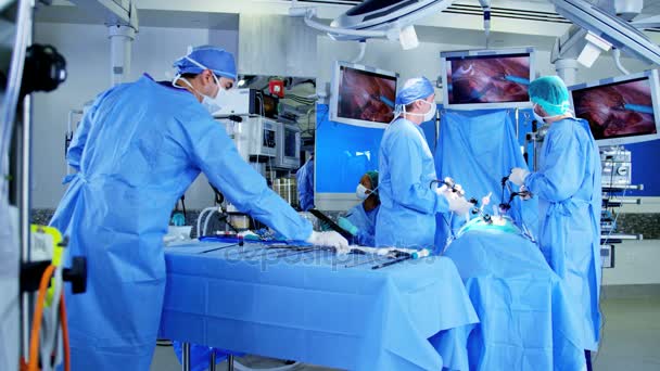 Хірургічна команда, що виконує лапароскопічну хірургію — стокове відео