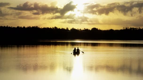 Paar im Kanu auf dem See — Stockvideo