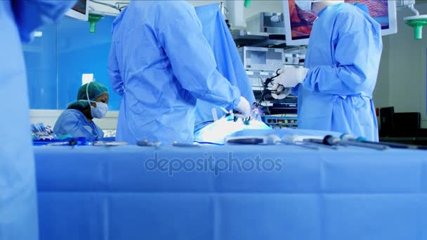 Εκπαίδευση ομάδα ειδικευμένων στο χειρουργείο — Αρχείο Βίντεο
