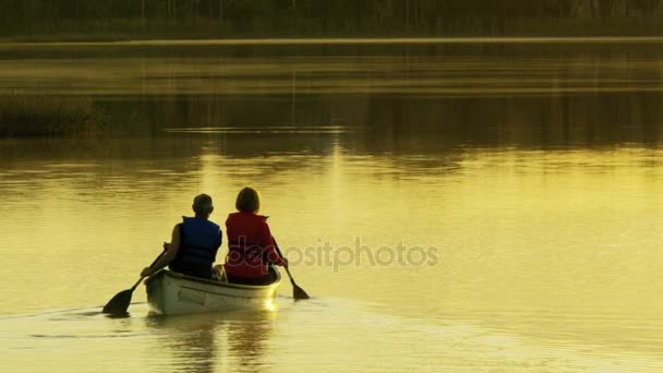 Pareja en el kayak en el lago — Vídeo de stock