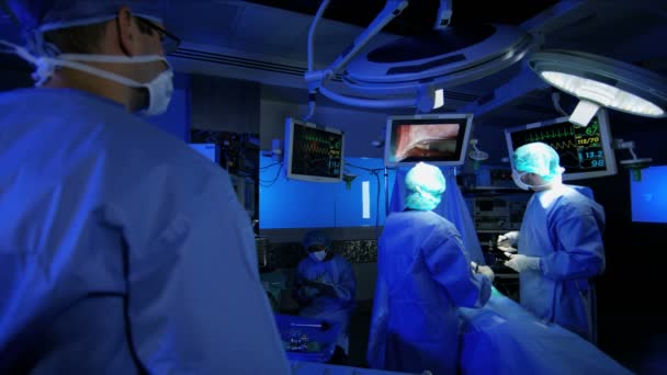 Team di formazione in scrub per eseguire un'operazione di laparoscopia — Video Stock