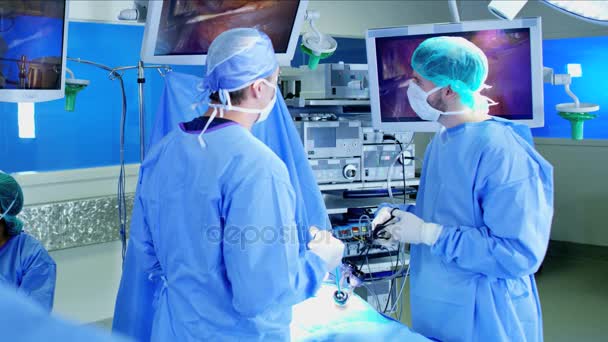 Equipo quirúrgico que realiza la operación — Vídeo de stock