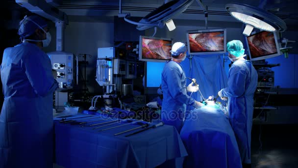 복 강경 수술을 수행 하는 의료 교육 — 비디오