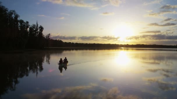 Casal na canoa no lago — Vídeo de Stock