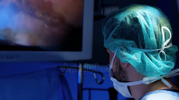 Больничный специалист по скрабам в операционной — стоковое видео