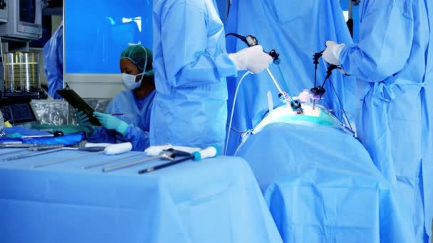 Equipe hospitalar realizando operação de laparoscopia — Vídeo de Stock