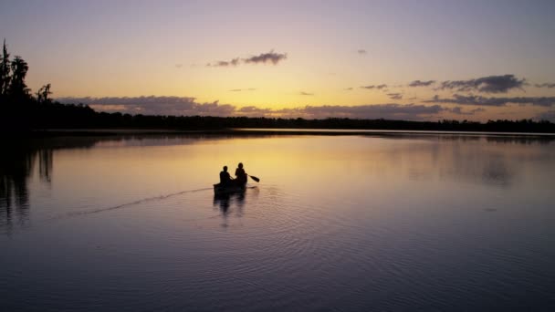 Casal tendo viagem de canoagem — Vídeo de Stock