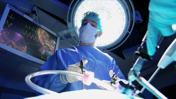 Виконання операції лапароскопії на пацієнта — стокове відео