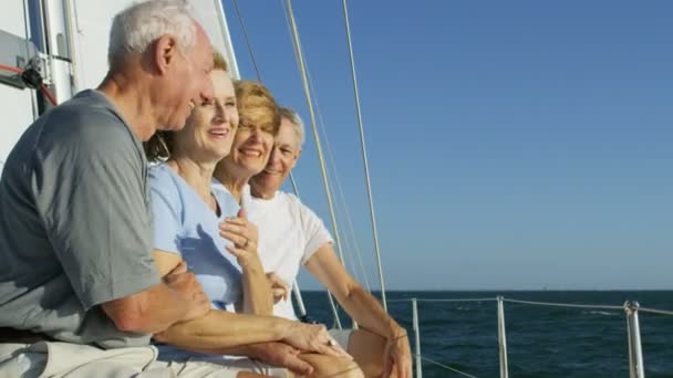 Casais em seu iate à vela — Vídeo de Stock