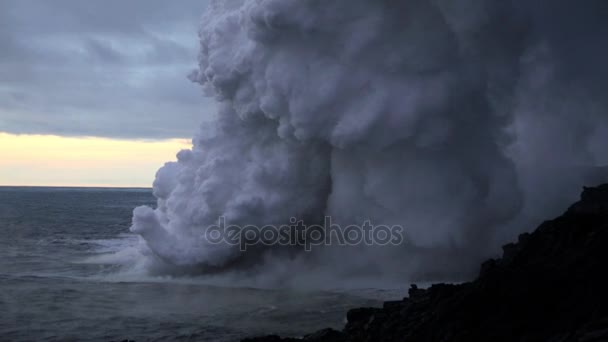 Magma fondu coulant vers la mer depuis le volcan Kilauea — Video