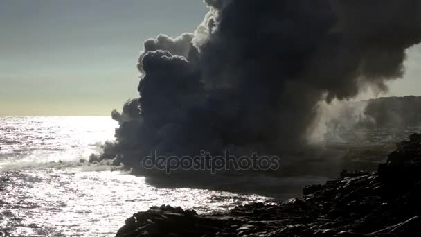 Vulcânica a vapor a explodir no oceano Pacífico — Vídeo de Stock