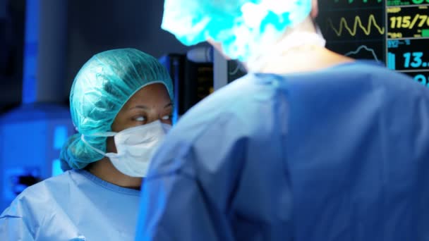 Женщина и мужчина выполняют лапароскопическую операцию — стоковое видео