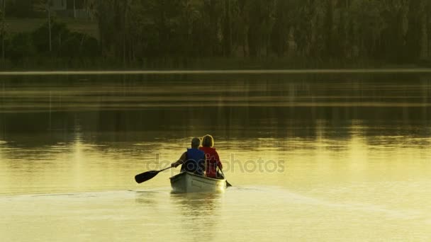 Pareja en el kayak en el lago — Vídeo de stock