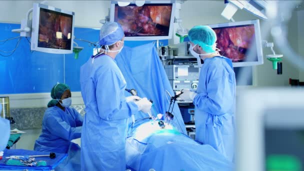 Team di formazione chirurgica eseguire l'operazione — Video Stock