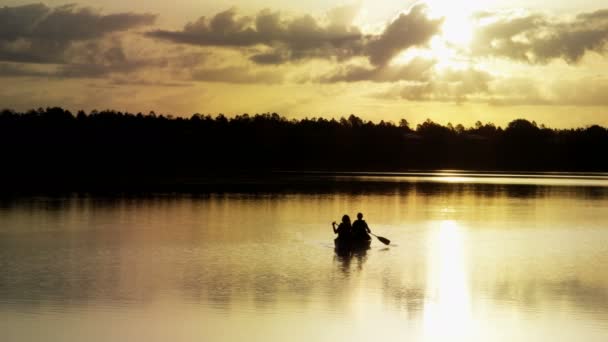 Seniors paseo en el kayak — Vídeos de Stock