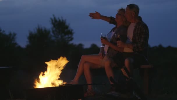 Couple assis près du feu de camp — Video