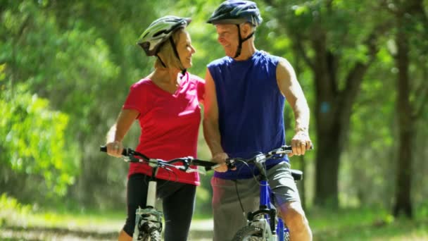 Casal desfrutando de ciclismo — Vídeo de Stock