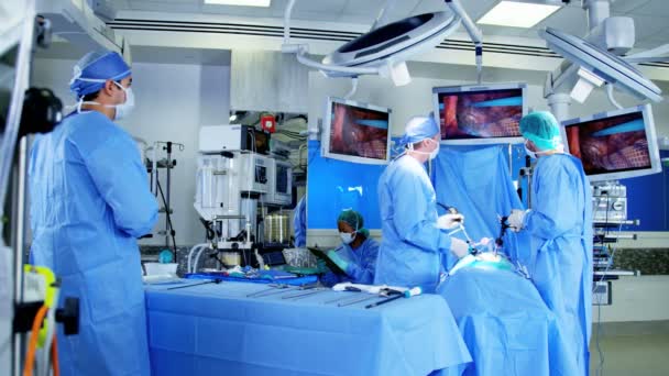 Chirurgische ingreep uitgevoerd door chirurgen — Stockvideo