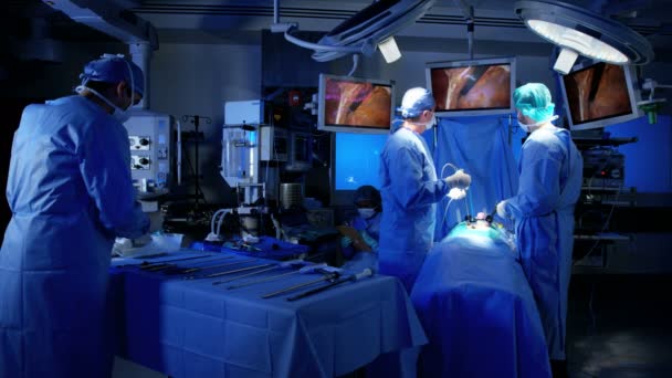 Operación quirúrgica realizada por cirujanos — Vídeo de stock