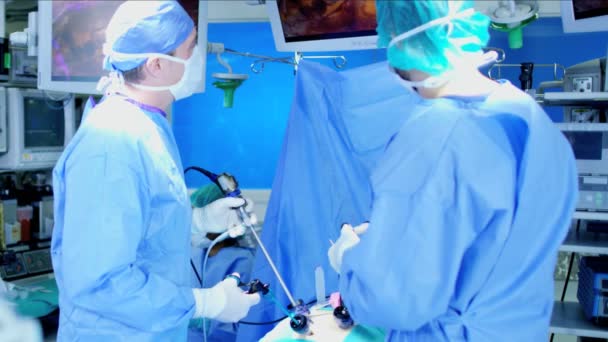 Тренінг хірургічної команди в операційному театрі — стокове відео