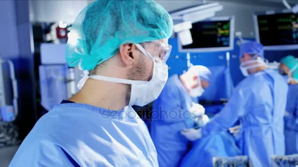 整形外科の手術を行う外科チーム — ストック動画