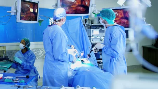 Medisch team met endoscopie — Stockvideo