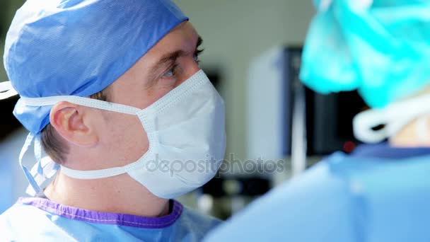 Equipe cirúrgica que realiza cirurgia de laparoscopia — Vídeo de Stock